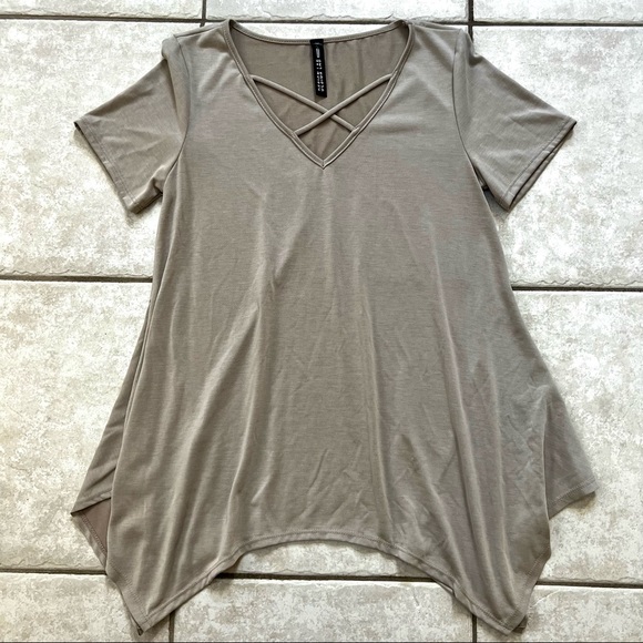 NWOT Design Lab Short Sleeve Criss-Cross Neck Knit Top - Picture 5 of 10